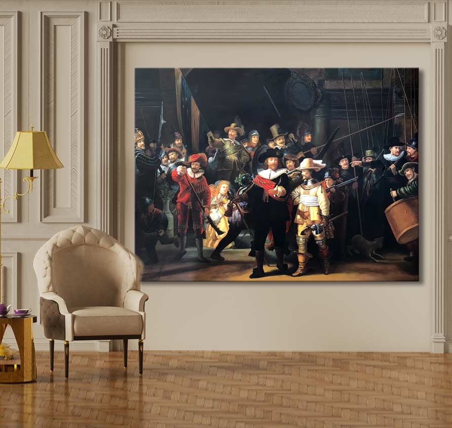 Gezellig ingerichte ruimte met Rembrandts De Nachtwacht, beige fauteuil, bijzettafel met theeservies en klassieke lamp, op visgraat houten vloer.