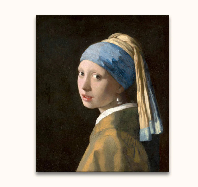 Jonge vrouw met pareloorbel in Vermeer-stijl, drie-kwart gedraaid. Gouden jas, blauwe en gele tulband. Handgeschilderde reproductie.