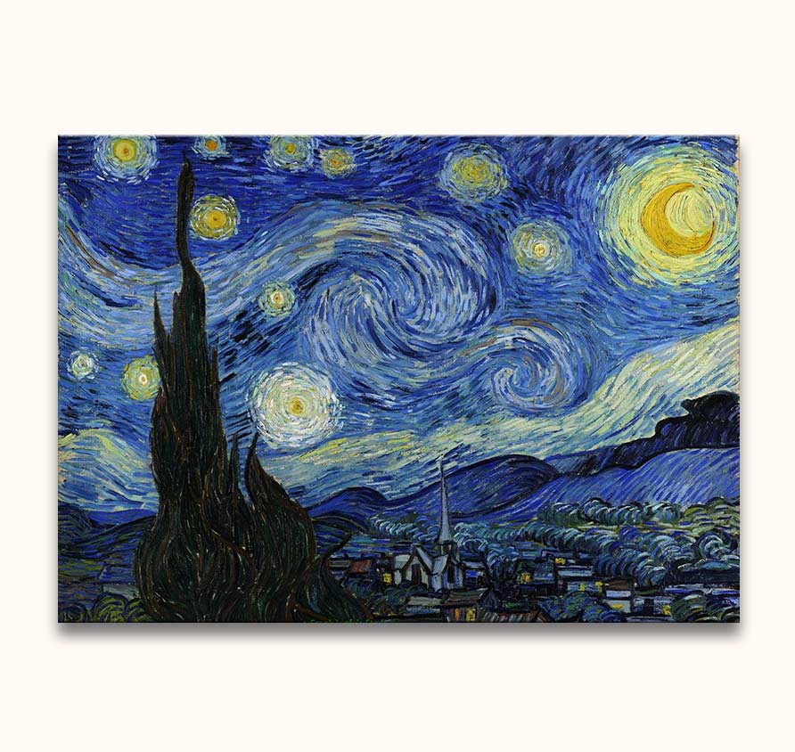 Een reproductie van Vincent van Gogh's De Sterrennacht met een draaiende nachtelijke hemel, cipres en een rustig dorp met kerk onder een levendig firmament.