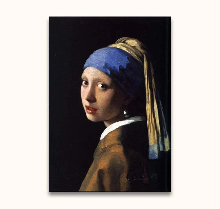 Portret van jonge vrouw met blauw-ochre tulband en pareloorbel, geïnspireerd door Vermeer. Haar blik en lichte glimlach vangen de aandacht. Olieverf.