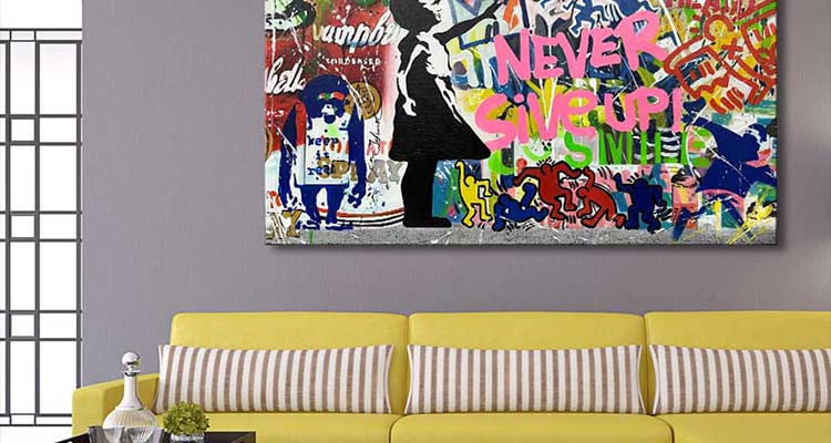 Moderne woonkamer met een mosterdgele bank, graffiti-stijl schilderij met NEVER GIVE UP, en een zwart salontafel met een groene plant.