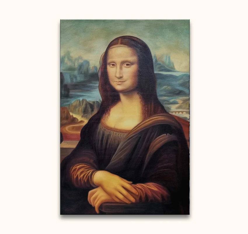 Portret van een zittende vrouw met subtiele glimlach, gevouwen handen, zachte verlichting, tegen een dromerig landschap. Geïnspireerd door Leonardo da Vinci's stijl.