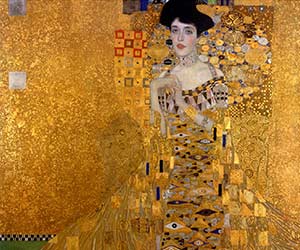 Portret van Adele Bloch-Bauer, gezeten in een gouden achtergrond, met Klimt's kenmerkende goudblad en mozaïekpatronen. Art Nouveau-stijl. Olieverf op doek.