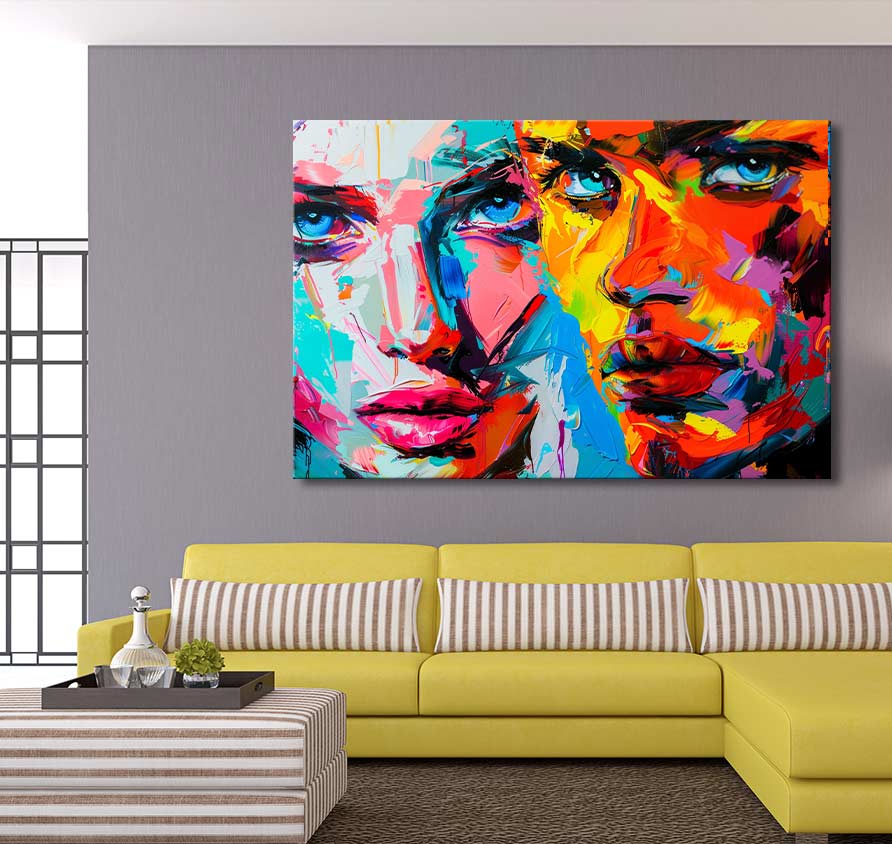 Françoise Nielly-signature - Vibrant Lovers: Handgeschilderd schilderij met expressieve gezichten in felle kleuren, opgehangen boven een gele L-bank in een moderne woonkamer.