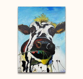 Koe - Olieverf op canvas: Stijlvol schilderij van een herkauwende Holstein koe met gras in de mond, tegen een blauwe lucht. Geschilderd met energieke penseelstreken.