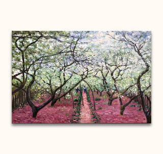 Claude Monet's Boomgaard in Bloei toont een impressionistische lente-omgeving met twee wandelaars onder bloeiende bomen. Geschilderd op hoogwaardig canvas, klaar voor ophangen.