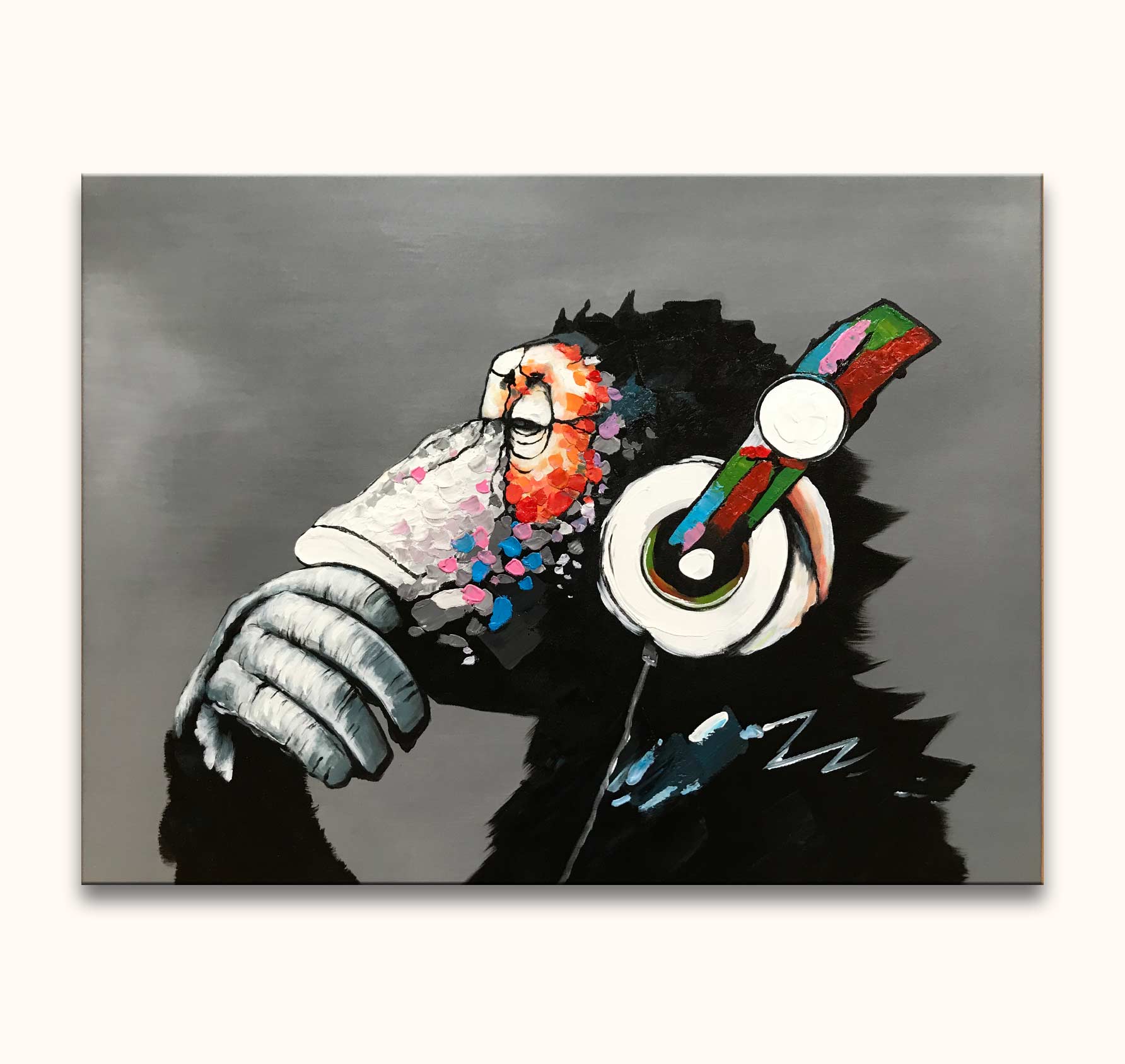 Aap in denkpose met koptelefoon, geschilderd door Banksy. Pop-art stijl, olieverf op canvas. Geschikt voor interieurontwerp. Ready to hang.