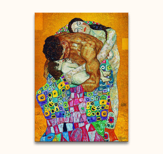 Gustav Klimt – De Omhelzing: Hand-painted oil artwork depicting a tender embrace of three figures in ornate fabrics, set against a gold background.