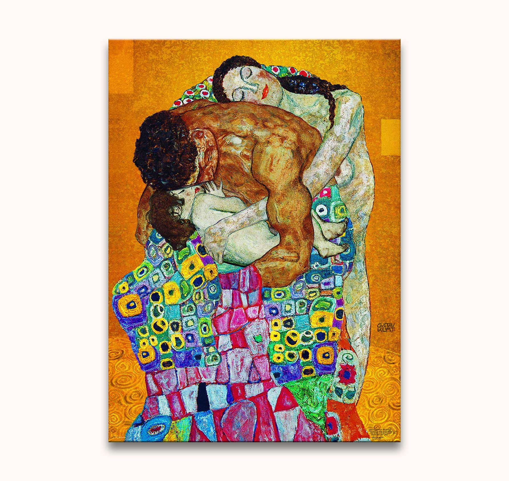 Gustav Klimt – De Omhelzing: Hand-painted oil artwork depicting a tender embrace of three figures in ornate fabrics, set against a gold background.