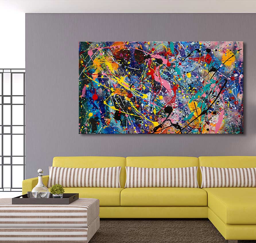 Jackson Pollock signature – The Night Sky: Abstract schilderij met kleurrijke verfspatten boven een gele bank in een moderne woonkamer. Perfect voor expressieve kunstliefhebbers.
