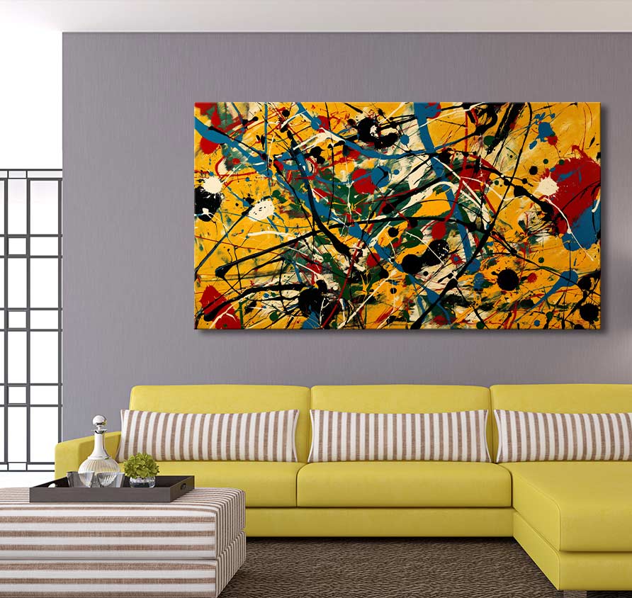Schilderij 'Forest Grounds' in Jackson Pollock-stijl, olieverf op canvas. Abstracte kleurenexplosie boven een moderne gele bank, creëert een levendig interieur.