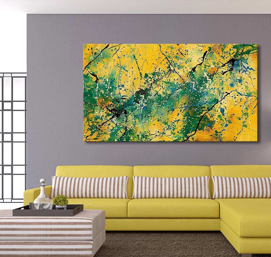 Jackson Pollock signature – Mirage: Handgeschilderd abstract schilderij met gele, groene en zwarte spetters, opgehangen boven een gele L-vormige bank in een moderne woonkamer.