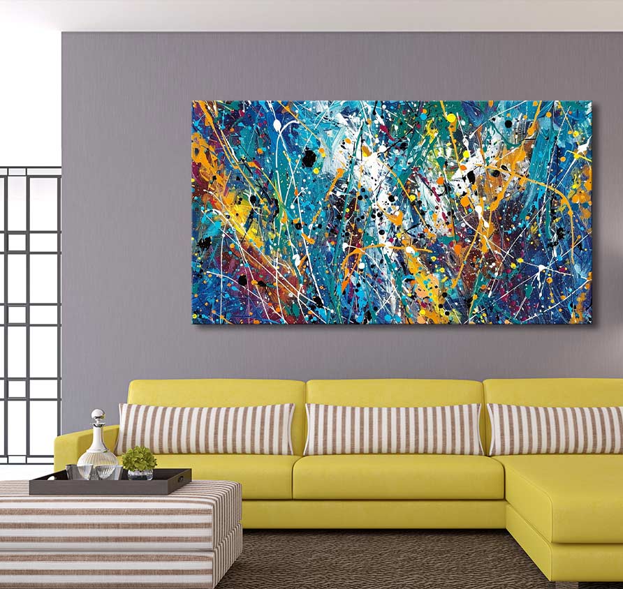 Handgeschilderd schilderij Gracelands - Jackson Pollock signature. Abstract kunstwerk in drip-stijl boven een gele hoekbank, moderne woonkamerlook.