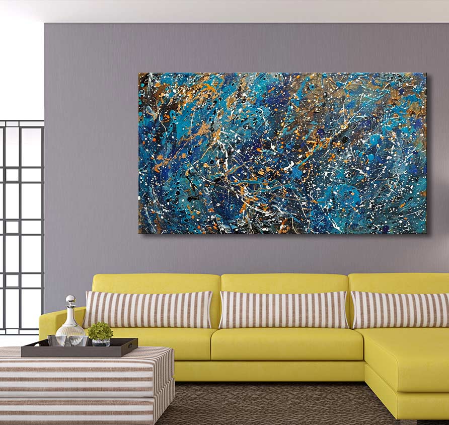 Jackson Pollock signature – Living Daylights schilderij: abstract kunstwerk met blauwe, witte, gouden en zwarte tinten, opgehangen boven een gele bank in een moderne woonkamer.