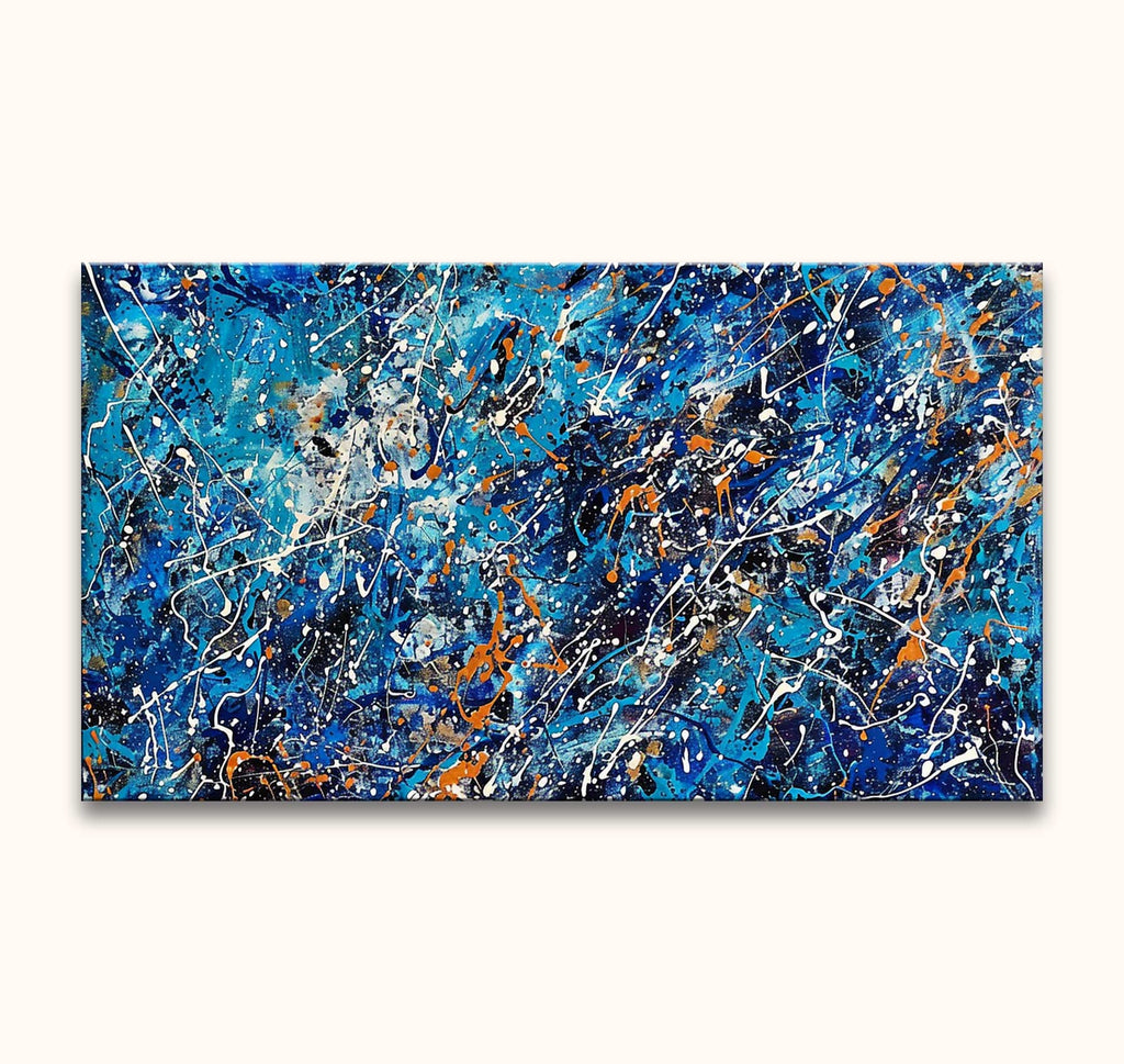 Jackson Pollock signature – Ocean Light, een expressief abstract olieverfschilderij met blauwe en oranje spatten, op houten frame, klaar om op te hangen.