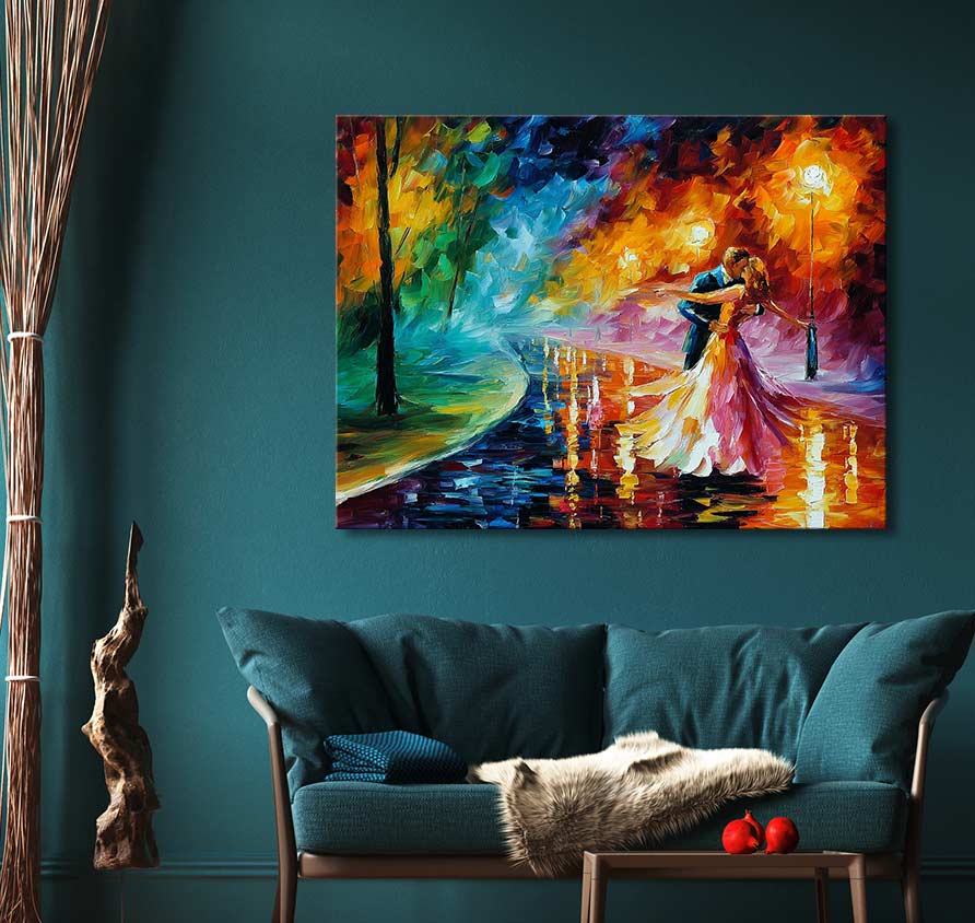 Een handgeschilderd werk 'Waltz in a Park' in de stijl van Leonid Afremov, toont een dansend paar op een regenachtige pad, passend in een moderne woonkamer.