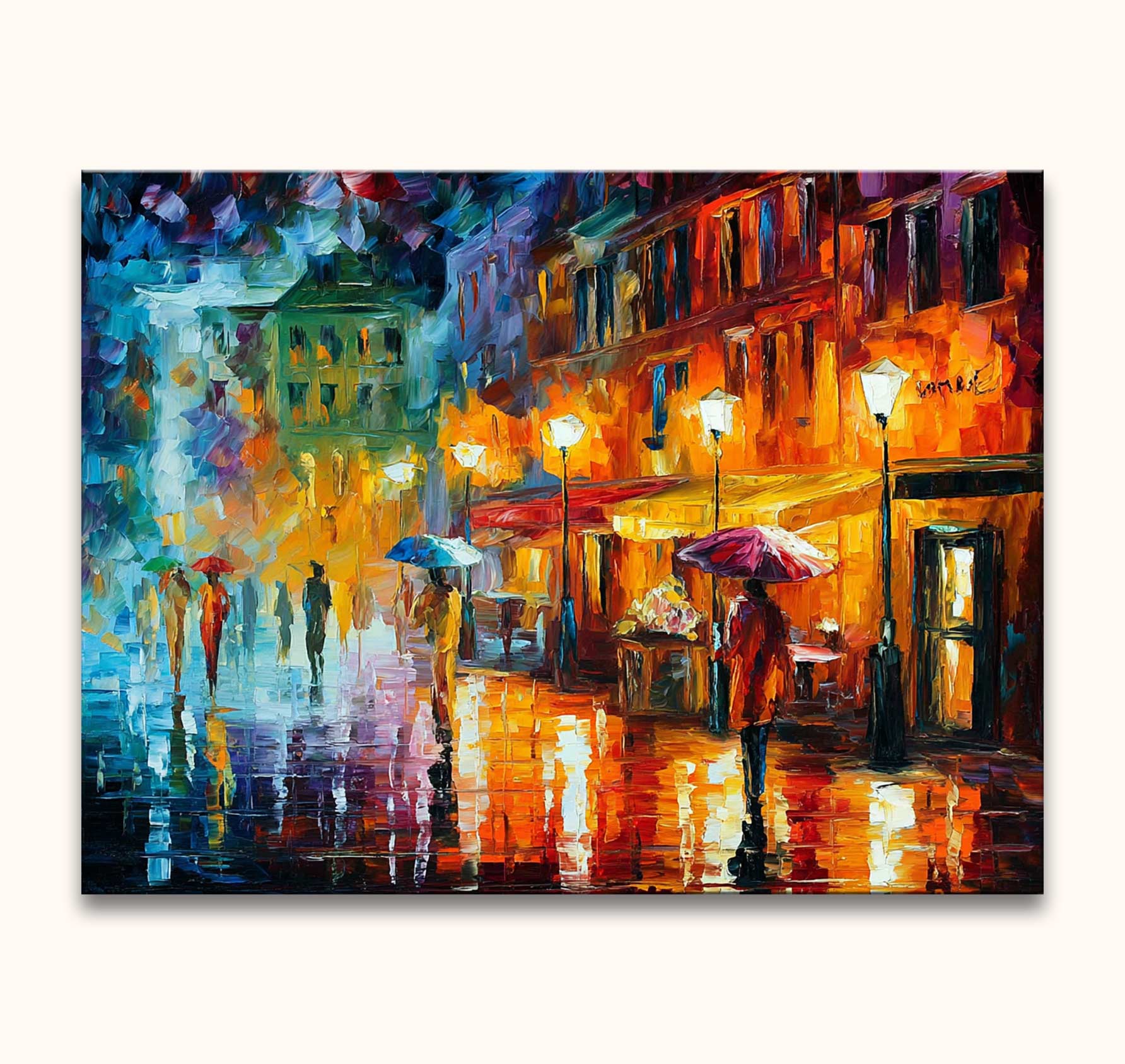 Regenachtige stadsavond met kleurrijke reflecties, wandelaars met paraplu's. Olieverf schilderij 'Rainy Main Street' in Leonid Afremov-stijl, handgeschilderd door Grootmeesters, klaar om op te hangen.