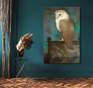 Jan Mankes' Grote Uil op Scherm painting, featuring a barn owl on a ledge, displayed against a teal wall with pampas grass.