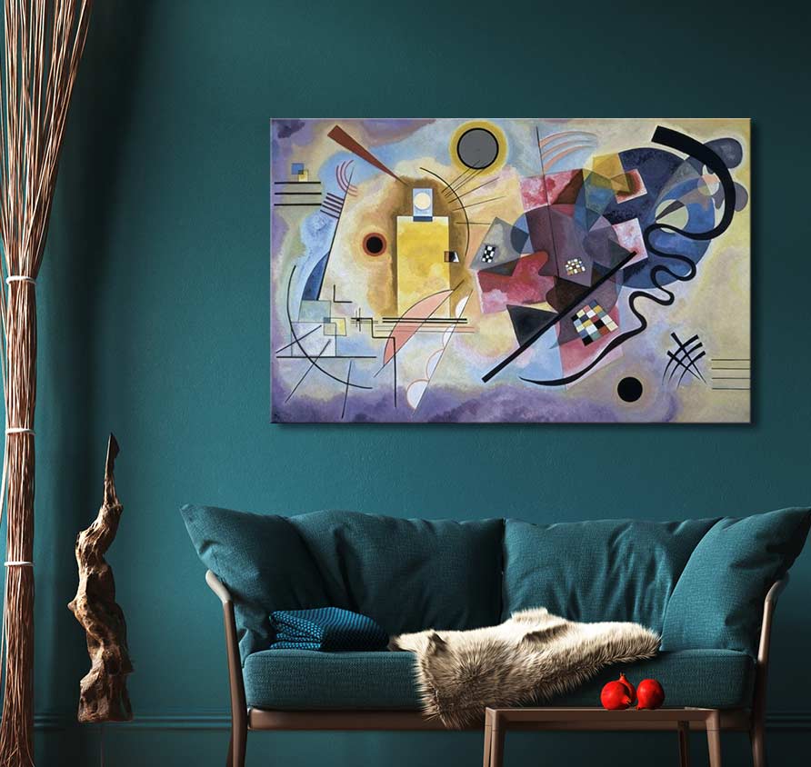 Kandinsky's Yellow, red and blue schilderij boven een teal tweezitsbank, met organische details. Expressieve moderne kunst, perfect voor interieurontwerp.