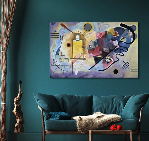 Kandinsky's Yellow, red and blue schilderij boven een teal tweezitsbank, met organische details. Expressieve moderne kunst, perfect voor interieurontwerp.