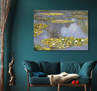 Claude Monet – Lotusbloemen bij Marseille, handgeschilderd olieverfschilderij met waterlelies op een vijver, opgehangen boven een diep teal-kleurige loveseat in een gezellige loungehoek.