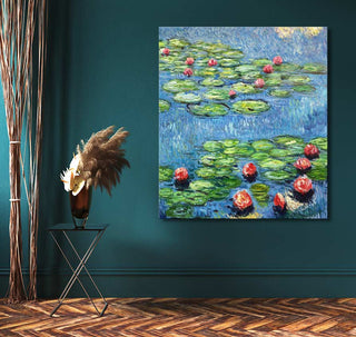 Claude Monet – Lotusbloemen in Park Monceau, een impressionistisch schilderij van waterlelies, hangt boven een zwart metalen tafeltje met een donkere vaas en gedroogde bloemen.