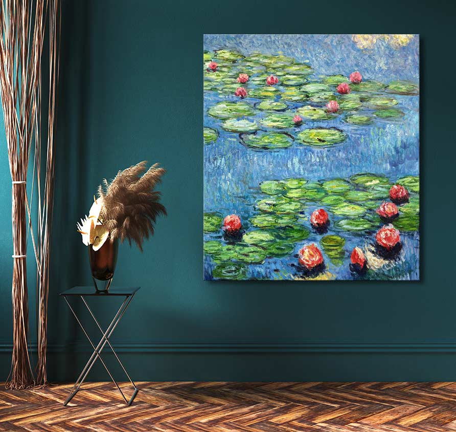 Claude Monet – Lotusbloemen in Park Monceau, een impressionistisch schilderij van waterlelies, hangt boven een zwart metalen tafeltje met een donkere vaas en gedroogde bloemen.