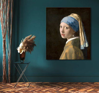 Johannes Vermeer – Meisje met de Parel: Olieverfschilderij aan een diep groenblauwe muur, naast een slanke bijzettafel met bronzen vaas en gedroogd pampasgras.
