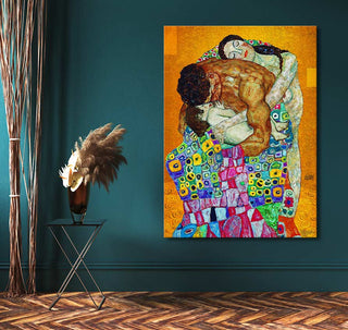 Gustav Klimt – De Omhelzing: Hand-painted oil painting of a family embrace on canvas, displayed in an elegant interior with teal walls and pampas grass.