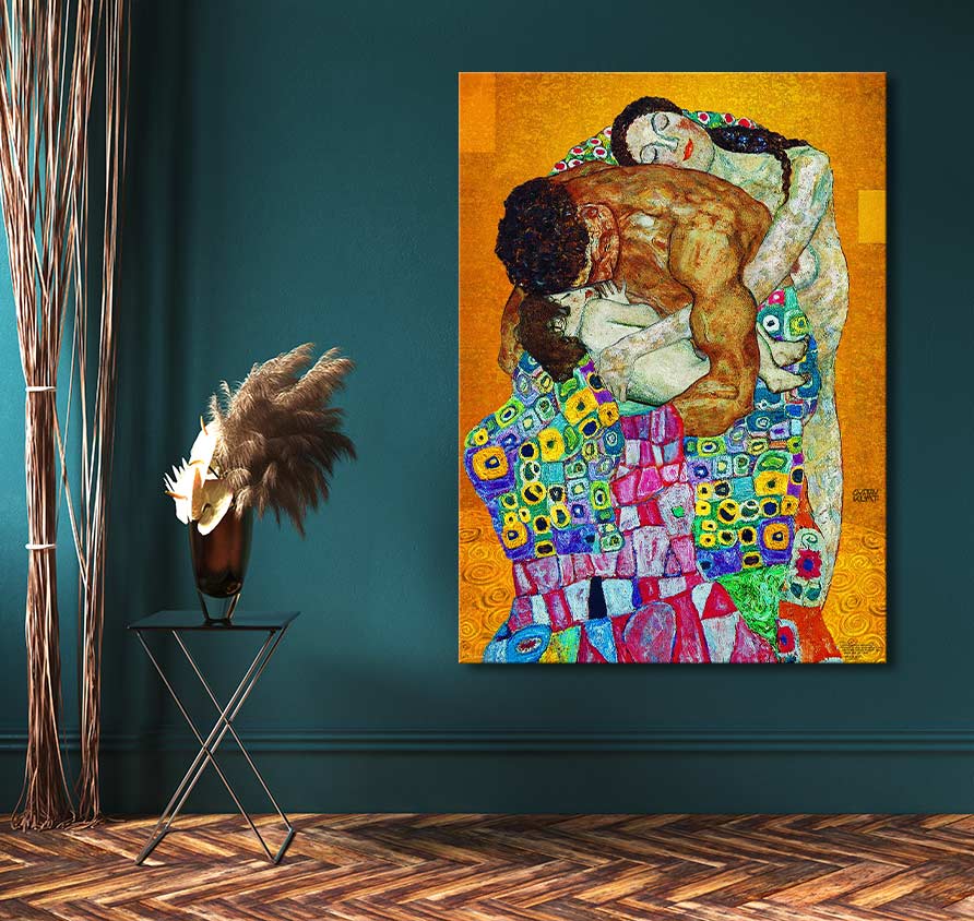 Gustav Klimt – De Omhelzing: Hand-painted oil painting of a family embrace on canvas, displayed in an elegant interior with teal walls and pampas grass.