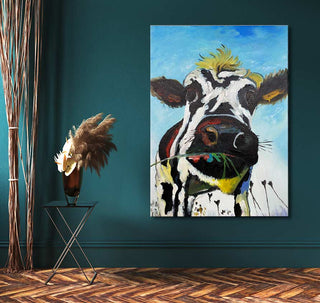 Koe - Olieverf op canvas: Abstracte koeienkop bijtend op gras, tegen diep teal muur. Geplaatst boven slank tafeltje met vaas en gedroogd pampasgras.