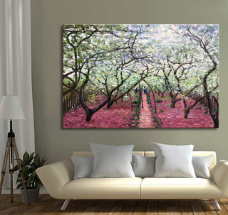 Claude Monet – Boomgaard in Bloei: Impressionistisch olieverfschilderij met twee figuren in een bloeiende boomgaard, gespannen op houten frame, direct ophangklaar.
