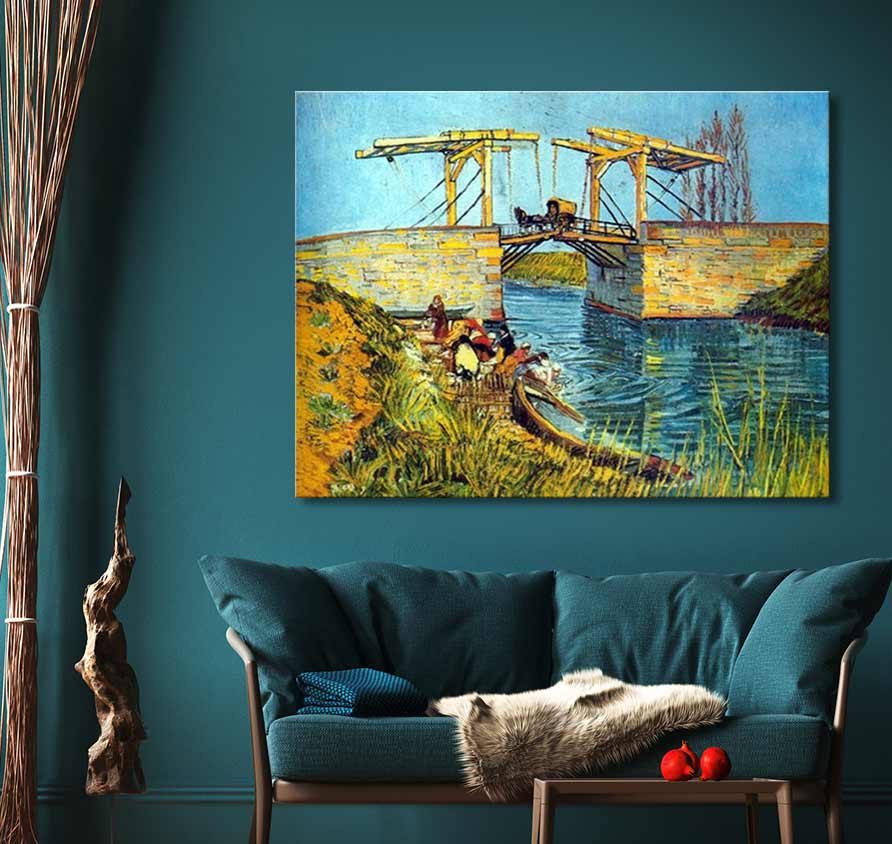 Vincent van Gogh - Pont Langlois in Arles, handgeschilderd olieverfschilderij op houten frame, klaar om op te hangen. Te zien boven een teal-kleurige sofa.