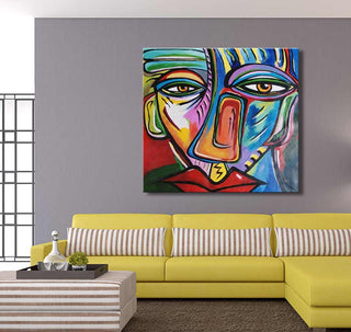 Modern abstract schilderij Het Vergeten Gezicht van Picasso, kubistisch gezicht, olieverf op canvas. Hangt boven gele L-bank in hedendaagse woonkamer.