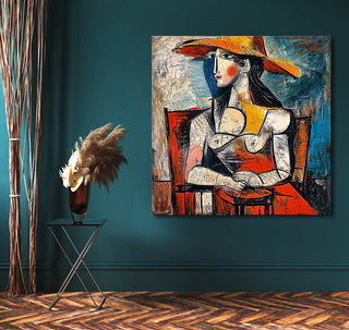 Handgeschilderd schilderij Natalia met Hoed in kubistische stijl, geïnspireerd door Picasso. Te zien op een diepe teal muur met een minimalistische interieur.