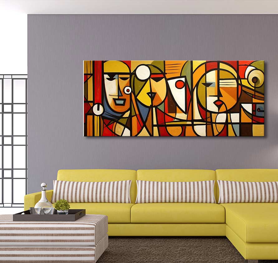 L-vormige, mosterdgele bank met schilderij Avond in Barcelona van Picasso met kubistische gezichten, hangt erboven. Ottomane en decoratieve items voor de bank.