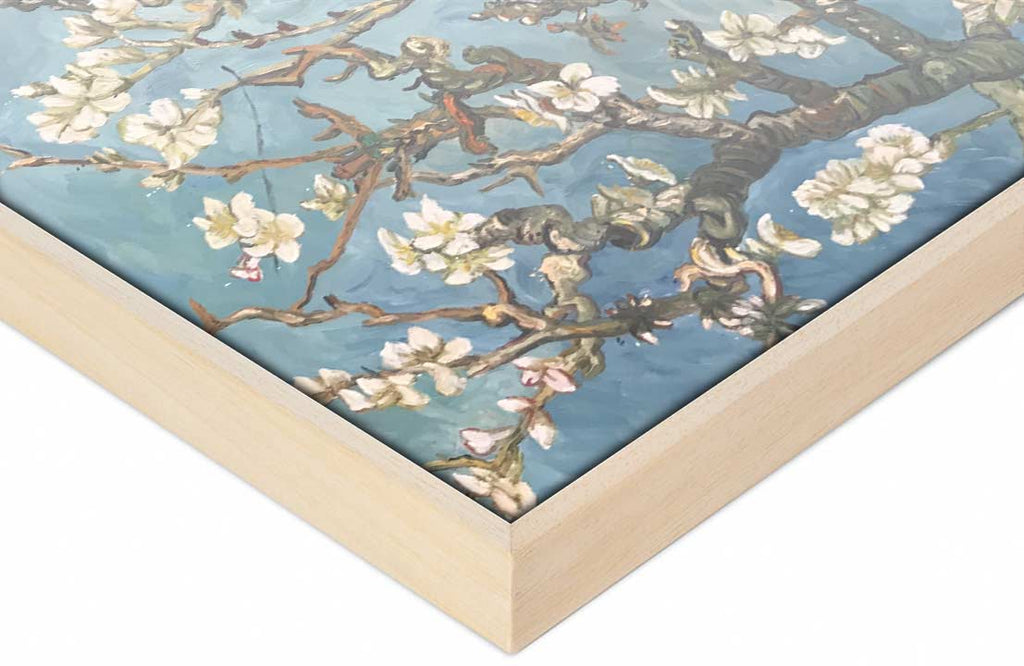Naturel Baklijst: Light wood-framed canvas featuring close-up of white blossoms on branches, reminiscent of Van Gogh's style. Ideal for modern interior design.