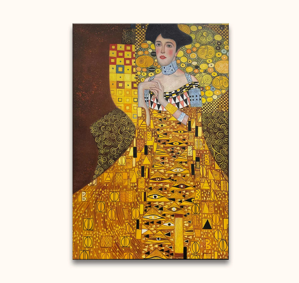 Handgeschilderd portret van een vrouw in een goudkleurige jurk met geometrische patronen, geïnspireerd door Gustav Klimt. Geschilderd met dikke olieverf op canvas.