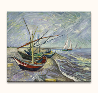 Vincent van Gogh's Vissersboten op het Strand van Saint-Maries, een handgeschilderd impressionistisch olieverfschilderij met houten vissersboten op een strand en zeilboten op zee.