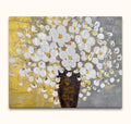 Witte Bloemen in Vaas – Dikke olieverf op canvas. Impasto-stijl bloemen in bruin vaas, tegen goud-en-zilver achtergrond. Handgeschilderd, museumkwaliteit.