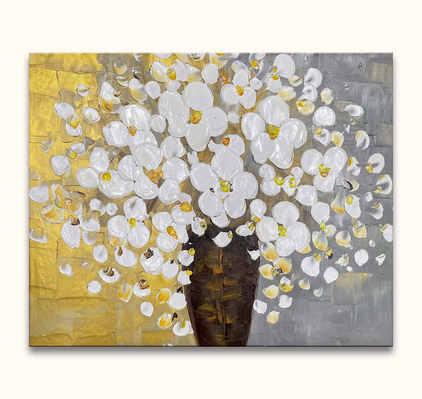 Witte Bloemen in Vaas – Dikke olieverf op canvas. Impasto-stijl bloemen in bruin vaas, tegen goud-en-zilver achtergrond. Handgeschilderd, museumkwaliteit.
