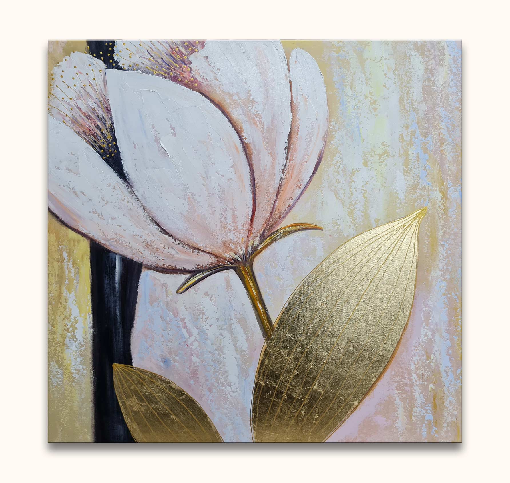 Gouden Tulp – Olieverf op canvas: Abstract schilderij met goud-witte tulp, dikke olieverf, op rustieke pastelachtergrond. Handgeschilderd, direct ophangklaar, geen lijst nodig.