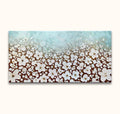 Lentekriebels – Dikke olieverf op canvas: Abstracte bloemenvelden met witte bloemen en een pastelblauwe lucht, handgeschilderd met paletmes. Geschikt voor diverse interieurs.