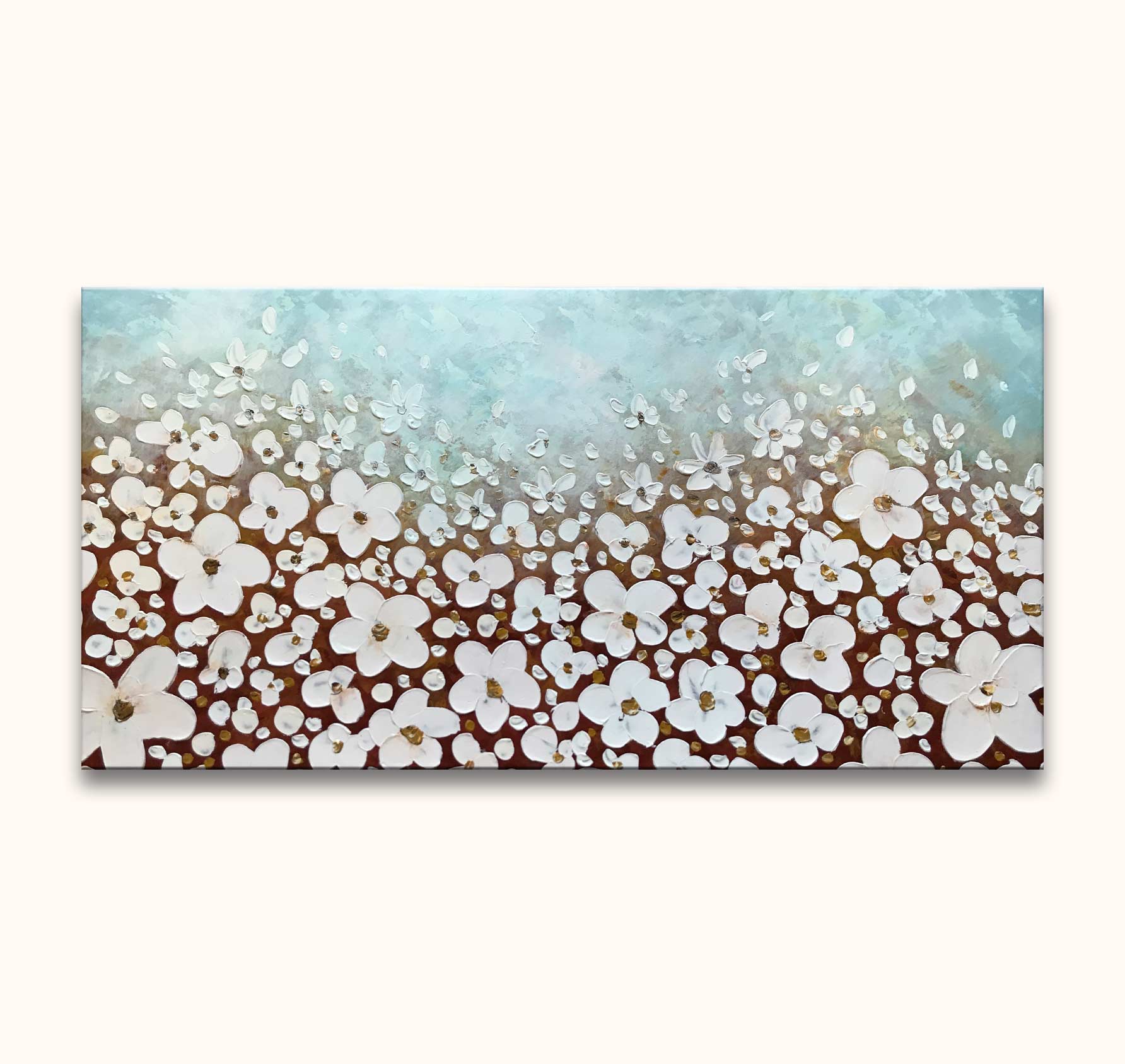 Lentekriebels – Dikke olieverf op canvas: Abstracte bloemenvelden met witte bloemen en een pastelblauwe lucht, handgeschilderd met paletmes. Geschikt voor diverse interieurs.