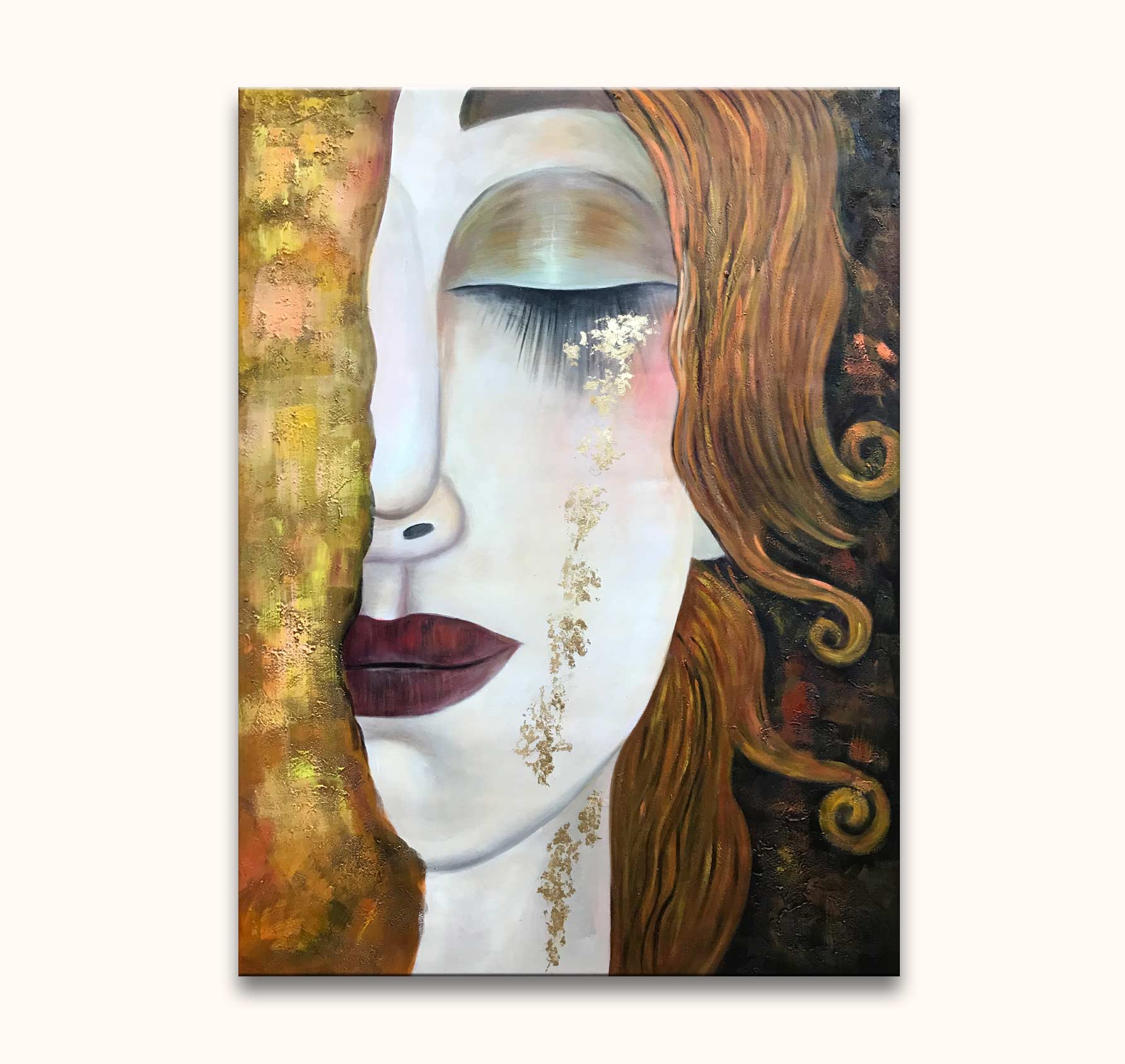 Portret van een vrouw, geïnspireerd door Gustav Klimt's Gouden Tranen, met expressieve kleuren en gouden elementen, handgeschilderd in moderne stijl, op hoogwaardig canvas.