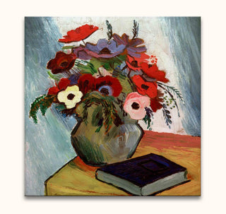 August Macke's schilderij Anemonen en Blauw Boek toont een vaas met kleurrijke bloemen en een gesloten boek op een tafel, in expressieve, moderne stijl.