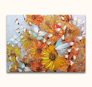 Vlinders en Bloemen - Dikke olieverf op canvas toont oranje-gele bloemen en blauw-witte vlinders, geschilderd met paletmes. Ideaal voor natuurkunstliefhebbers.