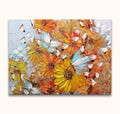 Vlinders en Bloemen - Dikke olieverf op canvas toont oranje-gele bloemen en blauw-witte vlinders, geschilderd met paletmes. Ideaal voor natuurkunstliefhebbers.