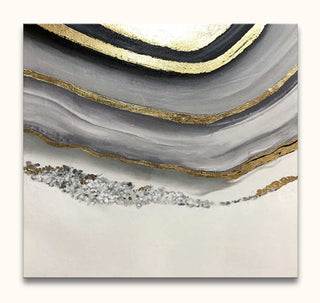 Gelaagd Goud 1 - Acrylverf op canvas: Abstract schilderij met geode-inspiratie, grijze en witte lagen met gouden accenten, op gespannen frame zonder lijst nodig.