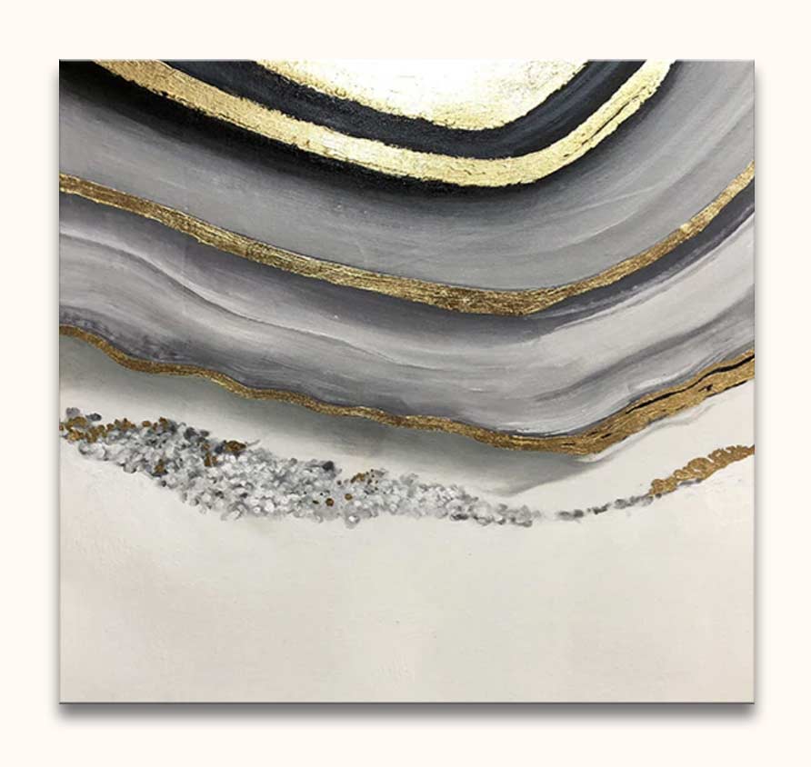 Gelaagd Goud 1 - Acrylverf op canvas: Abstract schilderij met geode-inspiratie, grijze en witte lagen met gouden accenten, op gespannen frame zonder lijst nodig.